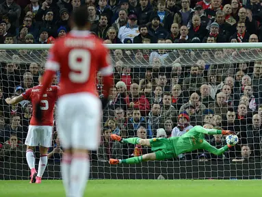 Kiper Manchester United, David de Gea menyelamatkan gawangnya pada laga liga Champions grup B antara Manchester United vs PSV Eindhoven di Stadion Old Trafford, Manchester, Kamis (26/11/2015) dini hari WIB.  (AFP Photo/Oli Scarff)