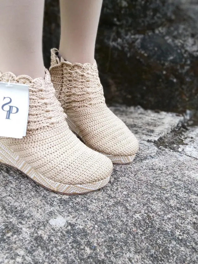 Sepatu Rajut Karya Silvia Piobang