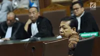 Terdakwa dugaan korupsi proyek E-KTP Setya Novanto menyimak pembacaan tanggapan eksepsi dakwaan pada sidang lanjutan di Pengadilan Tipikor, Jakarta, Kamis (28/12). Sidang mendengar tanggapan eksepsi dakwaan JPU. (Liputan6.com/Helmi Fithriansyah)