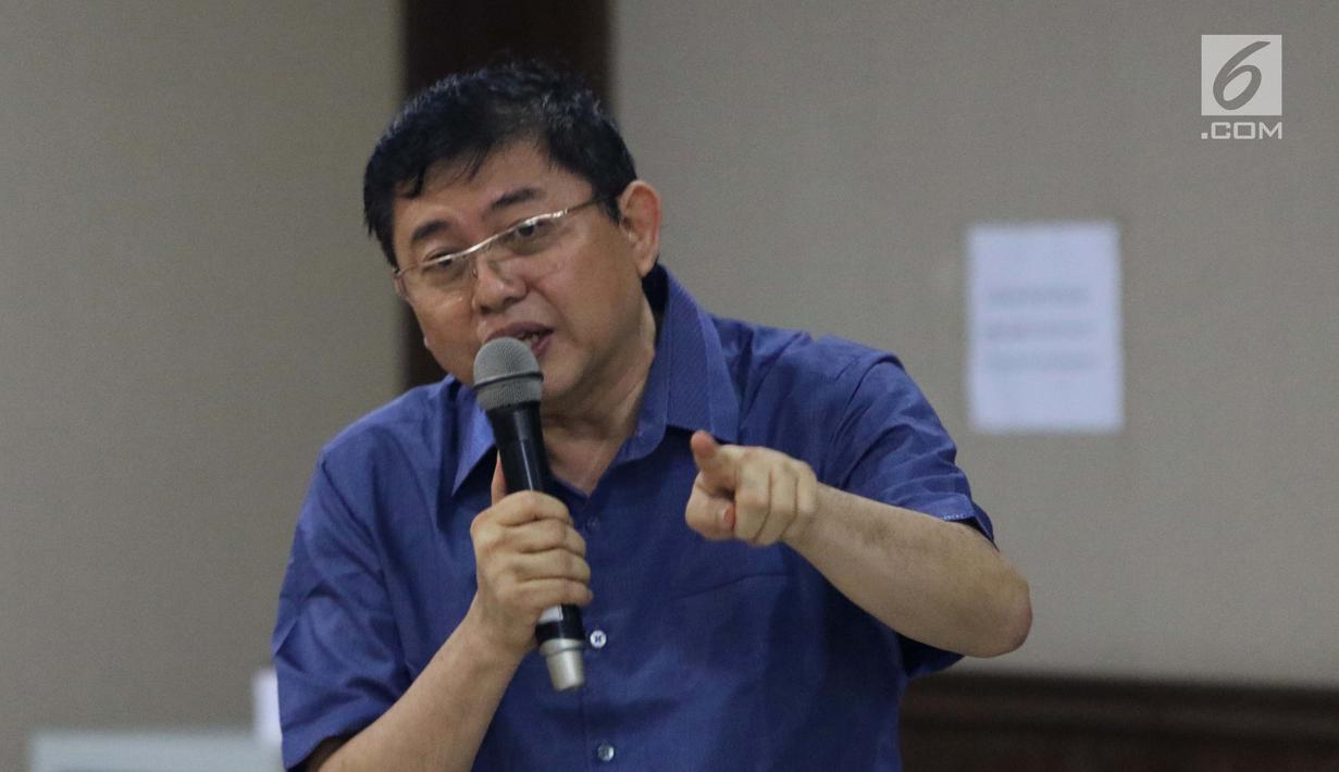 Terdakwa dugaan menghalangi proses penyidikan KPK, Lucas saat memberi pertanyaan kepada salah satu saksi ahli pada sidang lanjutan di Pengadilan Tipikor, Jakarta, Kamis (21/2). Sidang mendengar dua saksi ahli. (Liputan6.com/Helmi Fithriansyah)