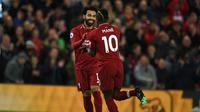 Dua pemain Liverpool, Sadio Mane dan Mohamed Salah melakukan selebrasi usai mencetak gol ke gawang Huddersfield Town, pada pertandingan di Stadion Anfield, Sabtu (27/4/2019) dini hari WIB.  (AFP / Oli Scarff)