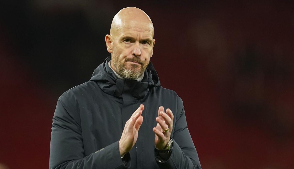 Pelatih Manchester United, Erik ten Hag memberikan tepuk tangan setelah laga 16 besar Carabao Cup 2023/2024 melawan Newcastle di Old Trafford, Manchester, Inggris, Kamis (02/11/2023) dini hari WIB. (AP Photo/Dave Thompson)