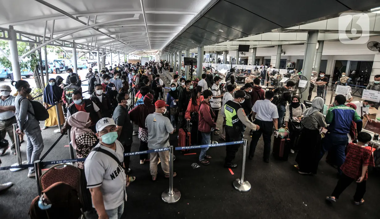 Antrean calon penumpang saat akan tes Genose sebagai syarat utama perjalanan di masa pandemi COVID-19 di Stasiun Pasar Senen, Jakarta, Senin (3/5/2021). PT KAI Daop I mencatat per 3 Mei 2021, ada 20 KA berangkat dari Stasiun Pasar Senen tujuan Jawa Tengah dan Timur. (merdeka.com/Iqbal S. Nugroho)