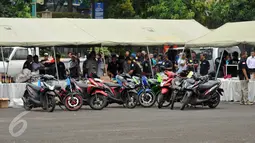 Sejumlah motor curian dihadirkan dalam rilis hasil pengungkapan Operasi Pekat di Polda Metro Jaya, Jakarta, Jumat (3/6). Dalam Operasi Pekat selama dua pekan tersebut, aparat kepolisian mengungkap sebanyak 1.352 kasus. (Liputan6.com/Gempur M Surya)