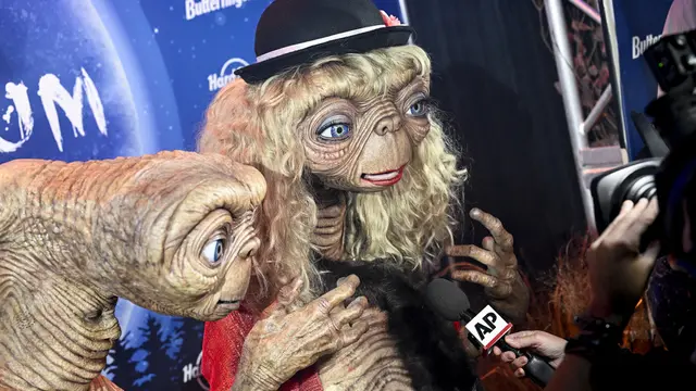Kostum Halloween Heidi Klum tahun 2024, jadi alien film E.T. (Evan Agostini/Invision/AP)