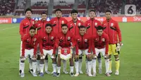 Pemain Timnas Indonesia U-23 sesaat sebelum melawan Filipina pada lanjutan Grup A Piala AFF U-23 2025 di Stadion Utama Gelora Bung Karno (SUGBK), Jakarta, Jumat (18/7/2025). (Liputan6.com/Helmi Fithriansyah)