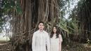 Foto berlatar pohon beringin dengan akar-akar menggantung ini menampilkan kedua calon pengantin berbusana serbaputih rancangan Biyan dan dijepret David Salim. “Ada banyak cara untuk menunjukkan rasa sayang, termasuk dengan menuruti permintaan prewed,” cuit Kaesang Pangarep bersama foto ini. “Love banget!” sahut Erina Gudono di kolom komentar. (Foto: Dok. Instagram @kaesangp)