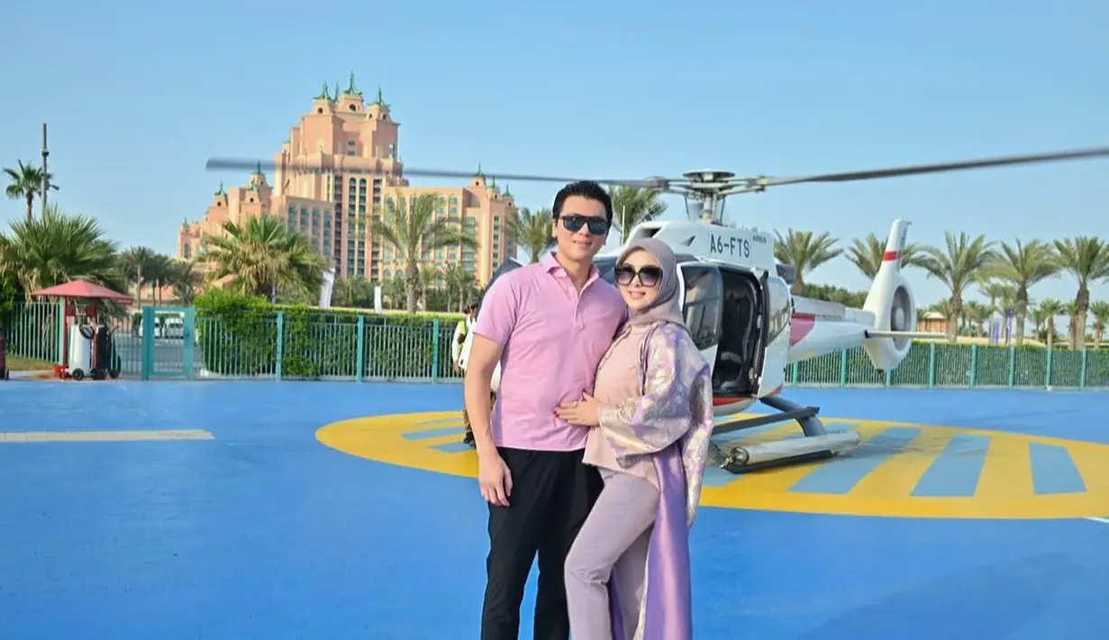 Setelah menikah dengan pengusaha sukses, kehidupan Syahrini kerap menarik perhatian netizen. Belakangan ini, ia membagikan momen saat naik helikopter keliling kota Dubai. [Instagram/princessyahrini]