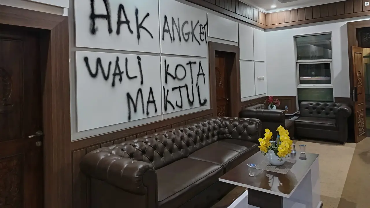 Aksi vandalisme mewarnai demonstrasi Ketua RT dan RW di DPRD Sukabumi. (Liputan6.com/Fira Syahrin)