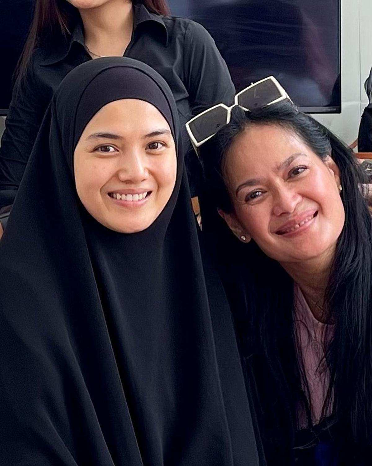 Bahagia Selalu Dilibatkan Soal Cucu, Ini 7 Potret Donna Harun dengan Herfiza Sang Menantu