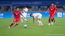 <p>Laga Indonesia Vs Kirgistan berjalan alot pada babak pertama. Tim asuhan Indra Sjafri itu kesulitan membongkar pertahanan Kirgistan, bahkan hampir tidak memiliki tembakan ke gawang. Skor 0-0 bertahan hingga turun minum. (Kredit Foto: NOC Indonesia/Naif Al&rsquo;As)</p>