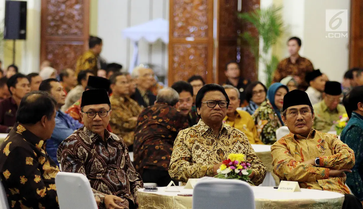 Ketua MPR RI Zulkifli Hasan didampingi Ketua DPD Oesman Sapta Odang dan Ketua DKPP Jimly Asshiddiqie menghadiri pembukaan acara Konferensi Etika Kehidupan Berbangsa di Gedung Nusantara IV, Jakarta, Rabu (31/5). (Liputan6.com/JohanTallo) 