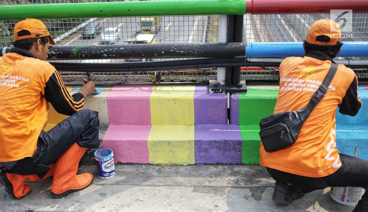 Pasukan oranye atau PPSU melakukan pengecatan jembatan layang dengan warna-warna ceria di Kampung Makasar, Jakarta, Kamis (26/7).  Pengecatan dilakukan guna mempercantik dan menyambut Asian Games 2018 pada Agustus mendatang.  (Liputan6.com/Faizal Fanani)