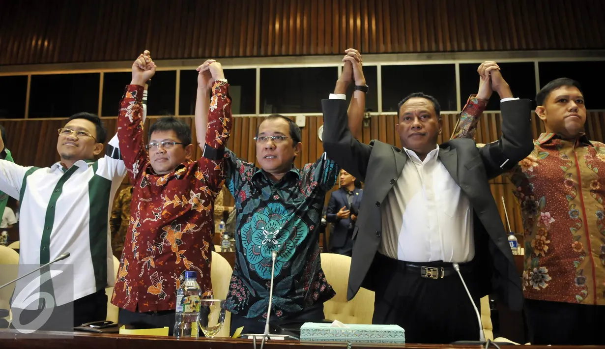 Anggota DPR Lintas Fraksi mendeklarasikan untuk menyelamatkan Kehormatan DPR, meminta Setya Novanto Turun Dari Jabatannya, Jakarta, Selasa (15/12). Aksi dilakukan karena keprihatinan sidang MKD terkait Kasus Setya Novanto. (Liputan6.com/Johan Tallo)