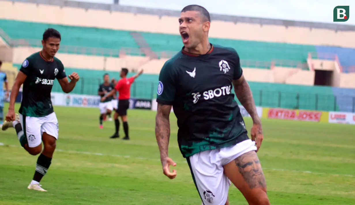Pemain yang sebelumnya bergabung dengan Chonburi FC di Liga Thailand ini merupakan sosok yang tak tergantikan di skuat Persikabo 1973. Dari 14 laga yang sudah dilewati, ia selalu menjadi starter dan hampir selalu bermain penuh 90 menit di tiap laga. (Bola.com/Nandang Permana)