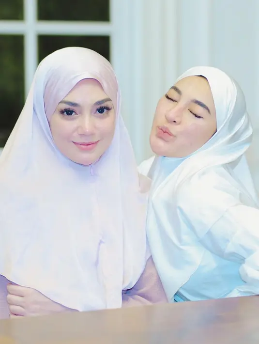 Namun Celine sendiri kini belum memutuskan secara resmi apakah dirinya sudah memeluk agama Islam. Namun wanita yang dekat dengan Marshel Widianto ini makin rutin tampil berkerudung. (Liputan6.com/IG/@celine_evangelista).