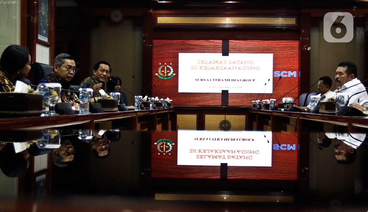 Suasana pertemuan jajaran EMTEK Group dan SCM dengan Jaksa Agung ST Burhanuddin di Kejaksaan Agung (Kejagung), Jakarta, Kamis (27/2/2020). Pertemuan tersebut dalam rangka silaturahim sekaligus membahas peranan media bagi masyarakat luas. (Liputan6.com/JohanTallo)