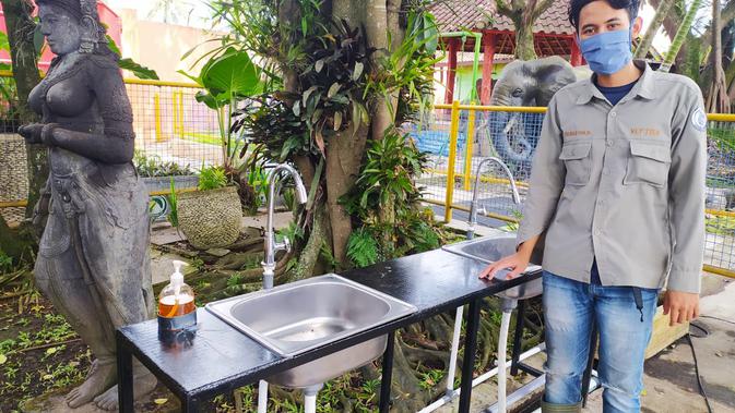 Salah satu petugas Taman Satwa Cikembulan menunjukan beberapa standar protokol pencegahan Covid-19 bagi pengunjung. (Liputan6.com/Jayadi Supriadin)
