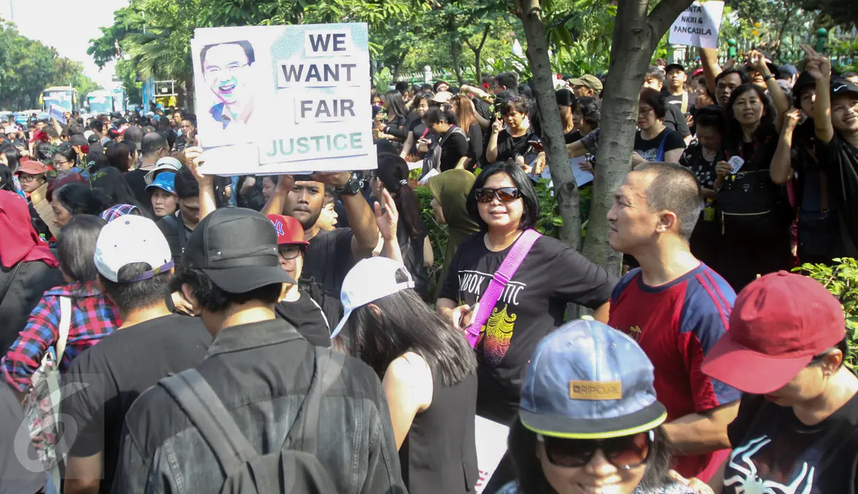Pendukung Ahok mengumpulkan KTP saat aksi di depan Balaikota, Jakarta, Sabtu (13/5). Massa pendukung Ahok menggelar aksi pengumpulan KTP untuk membebaskan Ahok dari jeratan vonis dua tahun penjara. (Liputan6.com/Yoppy Renato)