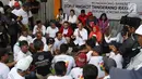 Menteri Perhubungan Budi Karya Sumadi berbincang dengan para sopir angkot saat nongkrong bareng di Tangerang, Banten, Sabtu (26/1). Budi mendengar banyak masukan dari para sopir angkot tentang permasalahan yang mereka alami. (Liputan6.com/Angga Yuniar)