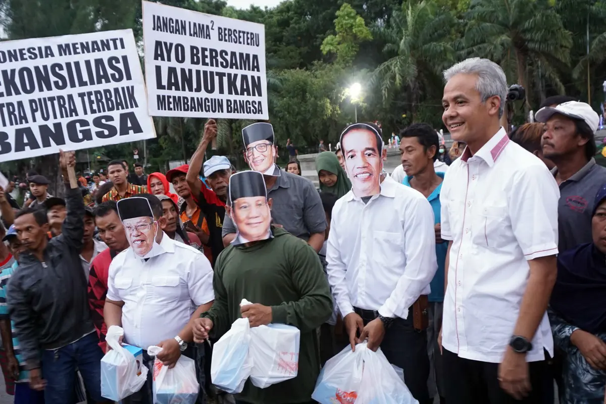 Jokowi dan Prabowo Bagikan Takjil di Solo