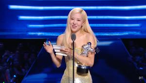 Penampilan Rose BLACKPINK DI VMAs 2025. (dok. Screenshot YouTube/MTV/https://www.youtube.com/watch?v=_p-Yf2BUM-g)