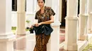 Bisa jadi inspirasi tampilan formal untuk kerja, pilih kebaya kutubaru lengan pendek dan rok span dengan corak batik warna coklat klasik. [@amandahartantobatik].