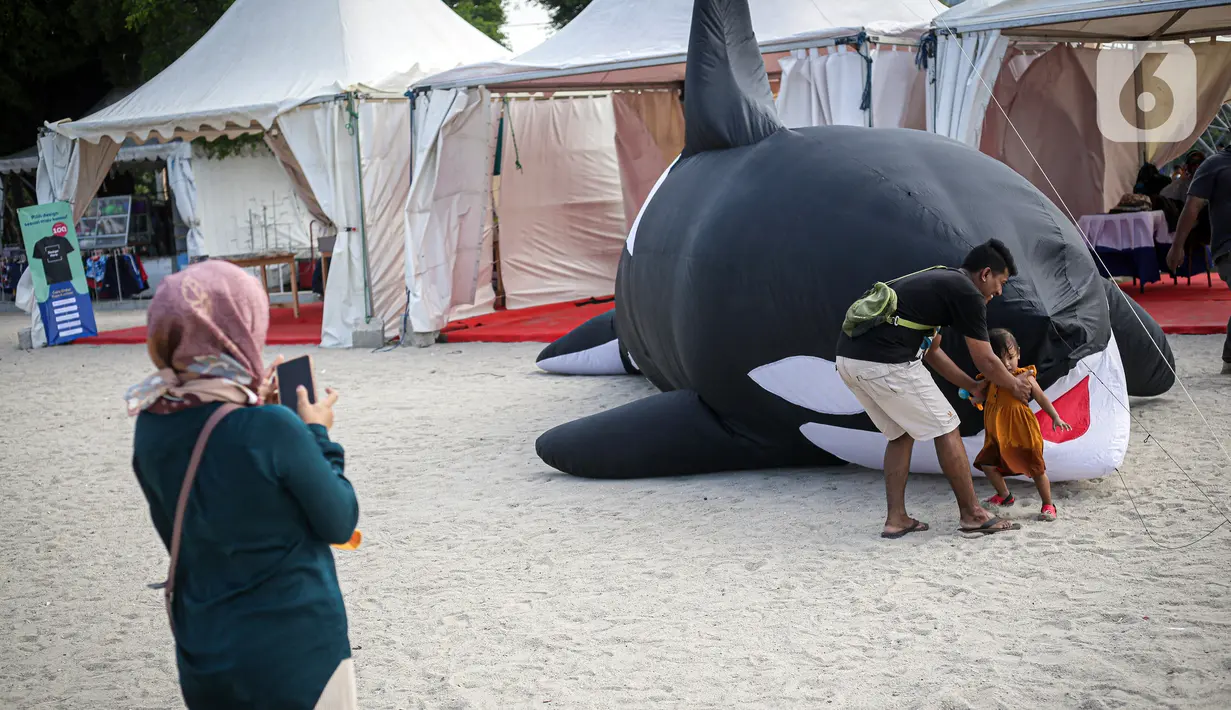 Menikmati suasana pantai sekaligus disuguhkan pemandangan ragam jenis layang-layang membuat pengalaman tersendiri bagi pengunjung. (Liputan6.com/Faizal Fanani)