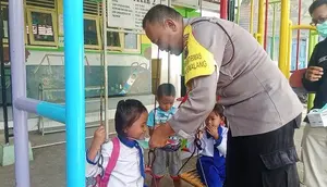 Polres Pemalang bekerja sama dengan Dinkes gelar pengobatan gratis antisipasi dampak kebakaran TPA di Dusun Pesalakan Desa Pegongsoran. (Foto: Liputan6.com/Polres Pemalang)
