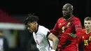 Penyerang Belgia, Romelu Lukaku berusaha merebut bola bek Inggris, Tyrone Mings pada pertandingan UEFA Nations League di stadion King Power di Leuven, Belgia, Minggu (15/11/2020). Belgia menang atas Inggris 2-0. (AP Photo/Francisco Seco)