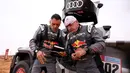 Penampilan Audi Q e-tron bisa dibilang di luar perkiraan. Meski tampil kurang baik pada hari minggu, Carlos Sainz dan co-driver Lucas Cruz mampu finis di urutan ketiga di etape kedua. (AFP/Franck Fife)