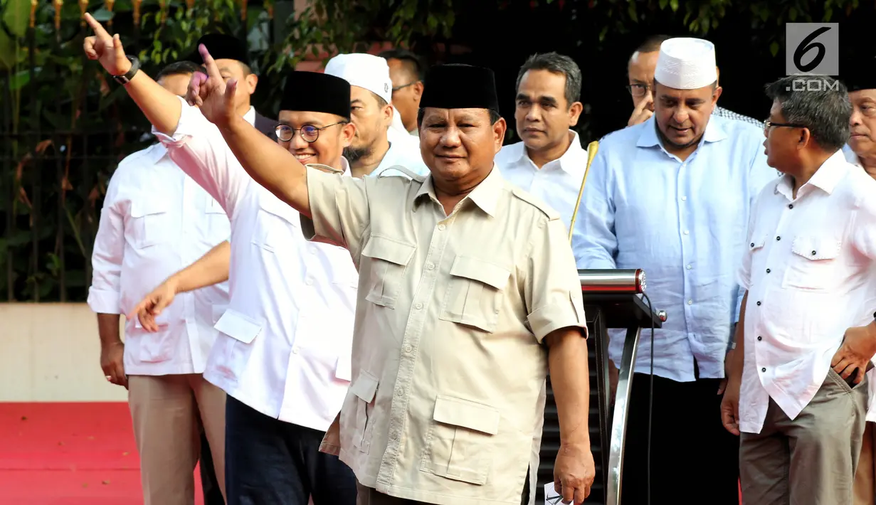 Capres 02 Prabowo Subianto bersama sejumlah Tokoh dan kader pendukung saat konferensi pers  di depan Rumahnya, di Kertanegara, Jakarta, Rabu (17/4). Prabowo mengklaim menang Pilpres 2019 dengan persentase 54,4 persen, dan hasil quick count 52,2 persen. (Liputan6.com/Johan Tallo)