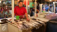 Pedagang menata ikan yang di jual di Pasar Senen, Jakarta, (23/5). Kementerian Kelautan dan Perikanan (KKP) dengan Otoritas Jasa Keuangan (OJK) menargetkan penyaluran kredit untuk sektor kelautan dan perikanan pada tahun 2016. (Liputan6.com/Angga Yuniar)