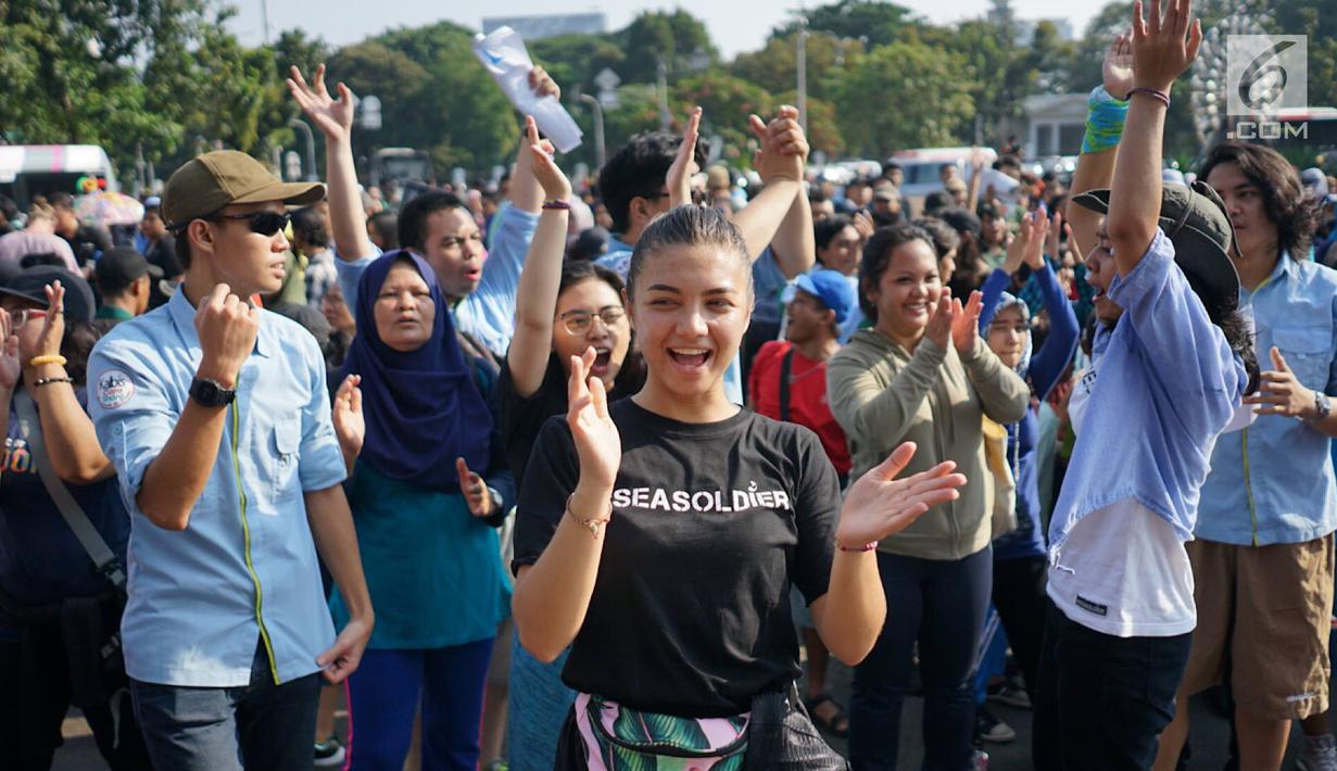 Peserta mengikuti flashmob dalam Pawai Tolak Plastik Sekali Pakai di Lapangan Aspirasi Monas, Jakarta, Minggu (21/7/2019). Pawai bebas plastik ini akan menjadi aksi terbesar di Indonesia untuk menolak penggunaan plastik sekali pakai karena sudah mengancam lingkungan. (Liputan6.com/Immanuel Antonius)