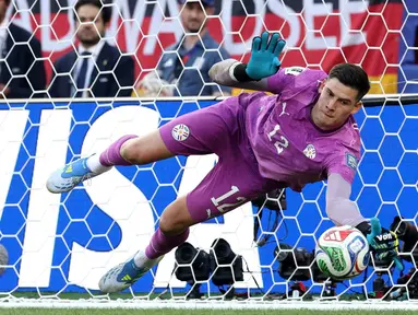 Kiper Paraguay Orlando Gill Paraguay menyelamatkan penalti keempat dari pemain Jerman Nick Woltemade dalam adu penalti selama pertandingan Babak 32 Besar Piala Dunia FIFA 2026 antara.