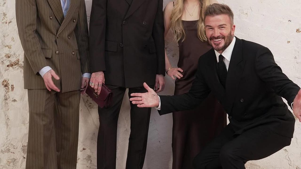 5 Potret Cantik Harper Anak David dan Victoria Beckham saat Dukung Sang Ibu di Paris Fashion Week