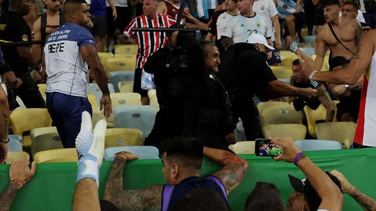 Tidak jelas apa yang memicu ketegangan. Para pemain Timnas Argentina pun langsung berinisiatif mendatangi lokasi kericuhan untuk menenangkan situasi. REUTERS / Ricardo Moraes
