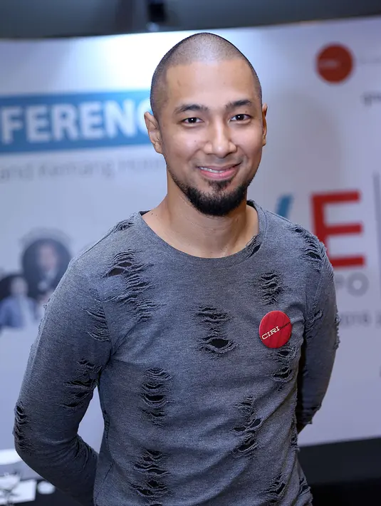 "Kalau urusan agama, saya biarkan dia pilih sendiri. Saya biarkan saja. Saya takutnya dia enggak mengerti apa yang dipilihkan orang lain," kata Marcell Siahaan di kawasan Fatmawati, Jakarta Selatan, Jumat (26/8/2016). (Nurwahyunan/Bintang.com)