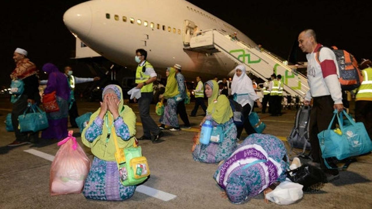 Tiba di Halim, kloter pertama jemaah haji DKI langsung sujud syukur