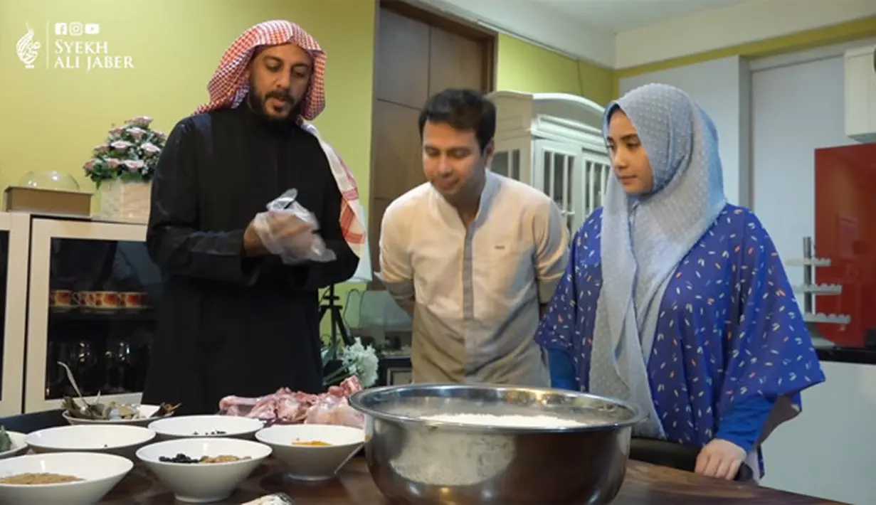 Syeh Ali Jaber Masak bareng Raffi Ahmad dan Nagita Slavina (Youtube/Syekh Ali Jaber)