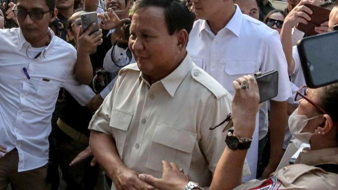 Prabowo hadir sekitar pukul 16.25 WIB. Saat tiba di lokasi, beliau langsung diteriaki presiden oleh relawan.