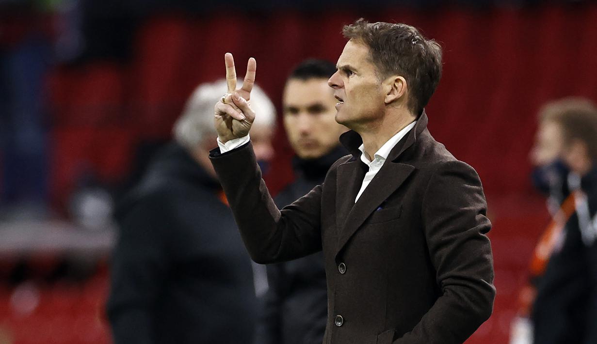 Pelatih Belanda, Frank de Boer merayakan kemenangan 2-0 atas Latvia usai berakhirnya laga Kualifikasi Piala Dunia 2022 Zona Eropa Grup G di Johan Cruijff Arena, Amsterdam, Sabtu (27/3/2021). (AFP/Maurice van Steen/ANP)
