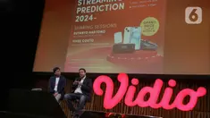 Managing Director Emtek dan CEO SCM & Vidio, Sutanto Hartono (kiri) bersama Executive Director dan Co-Founder Media Partners Asia, Vivek Couto saat Streaming Prediction 2024- Sharing Sessions di SCTV Tower, Jakarta, Selasa (5/3/2024). (Liputan6.com/Herman Zakharia)