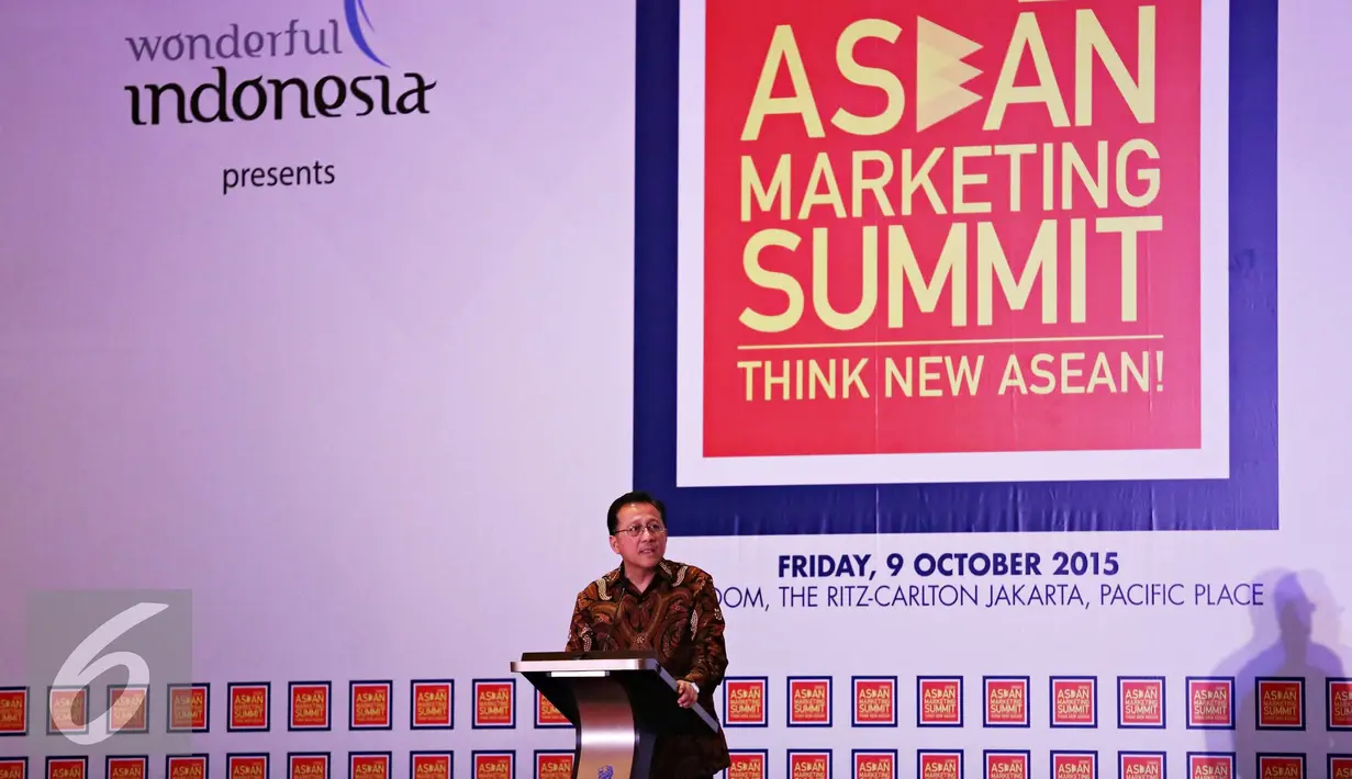 Ketua DPD RI Irman Gusman menyampaikan kata sambutan saat acara The First ASEAN Marketing Summit 2015 di Jakarta, Jumat (9/10/2015). Acara membahas taktik dan strategi dalam menghadapi Masyarakat Ekonomi ASEAN (MEA). (Liputan6.com/Immanuel Antonius)