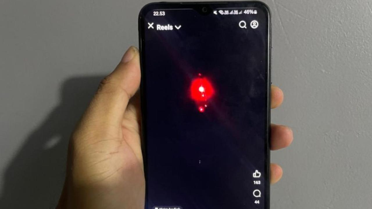 Warga menunjukkan cuplikan video viral terkait fenomena suara dentuman keras disertai kemunculan bola api di langit Cirebon