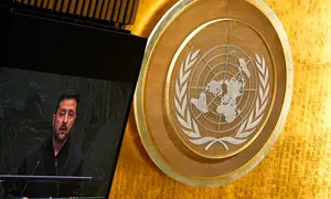 Presiden Ukraina Volodymyr Zelenskyy terlihat di layar monitor saat berpidato dalam Sidang Majelis Umum PBB ke-81 di Markas Besar PBB, Rabu (23/9/2026). (Dok. AP Photo/Seth Wenig)