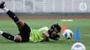 Penjaga gawang Timnas Indonesia U-23 melakukan latihan taktik di Stadion Madya Gelora Bung Karno, Jakarta, Selasa (12/4/2022). Latihan ini persiapan jelang Sea Games 2021 di Hanoi, Vietnam, 12 hingga 23 Mei 2022 mendatang. (Liputan6.com/Helmi Fithriansyah)