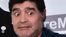Legenda Argentina, Diego Maradona pada konferensi pers perkenalan dirinya sebagai ketua Dinamo Brest di Belarus, Senin (16/7). Maradona menandatangani kontrak menjadi ketua Dinamo Brest dengan durasi tiga tahun. (AFP PHOTO / Sergei GAPON)