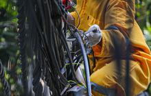 FOTO: Aksi Petugas Dinas Bina Marga Terus Gencar Tertibkan Kabel Semrawut di Jakarta