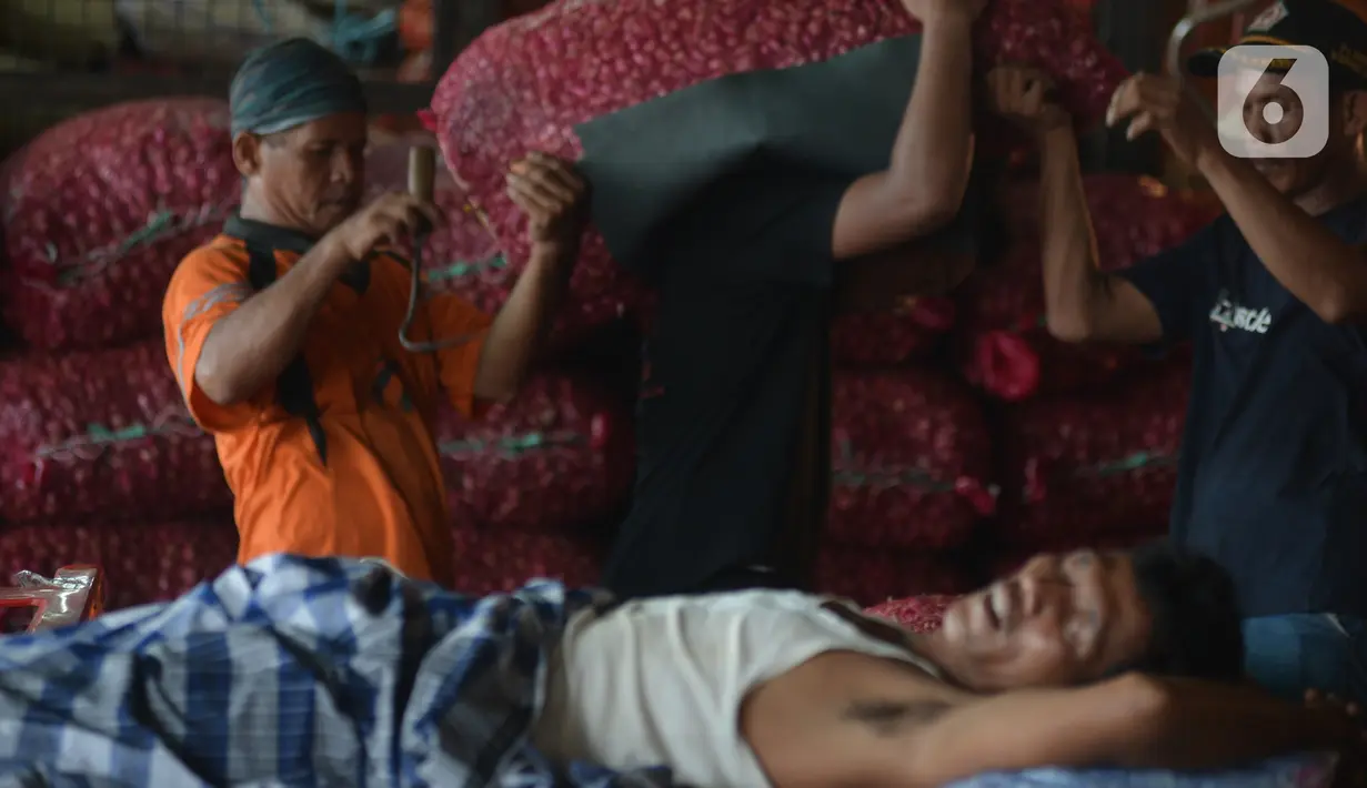Aktivitas para pedagang di pasar Induk Kramat Jati, Jakarta, Rabu (7/4/2021).  Semua bahan pangan seperti cabai dan bawang akan stabil jelang puasa Ramadan dan Lebaran Idul Fitri 2021. (merdeka.com/Imam Buhori)